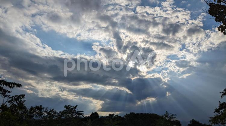 晴天の日に繰り広げられる太陽と雲の対決 薄明光線,神秘的,晴天の写真素材