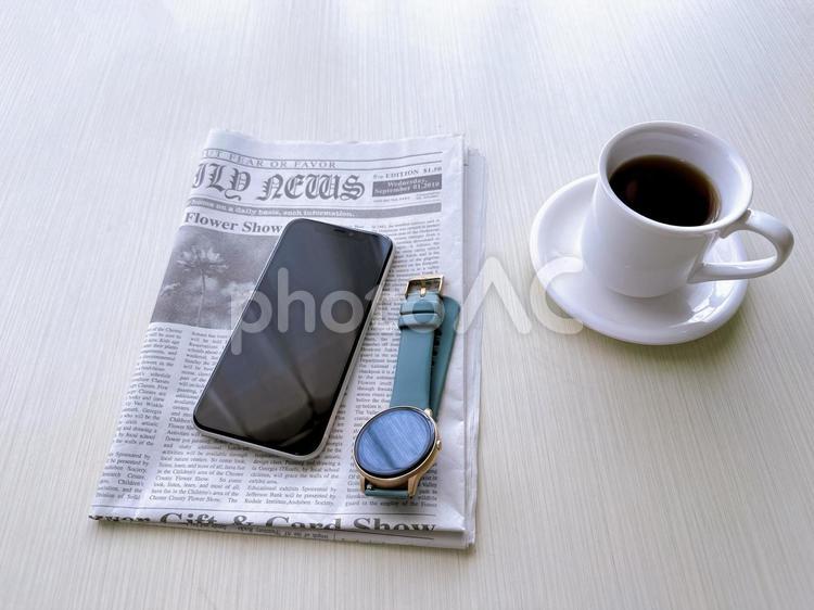 モーニングコーヒー　スマホと英字新聞 コーヒー,朝,モーニングコーヒーの写真素材