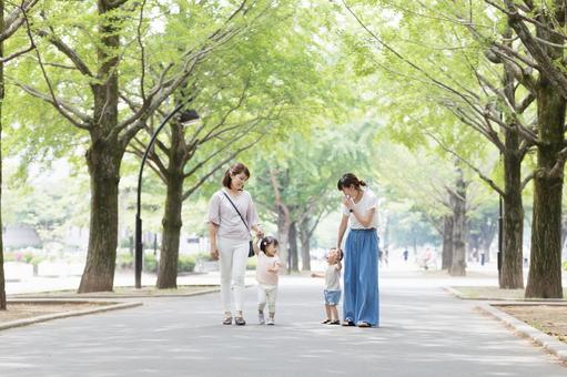 ママ友 母親 育児 ママ友 母親 育児 ママ友,公園,女性の写真素材