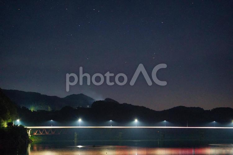 夜の湖 夜,橋,ライトアップの写真素材