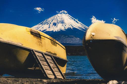 精進湖から見た富士山 精進湖から見た富士山の写真