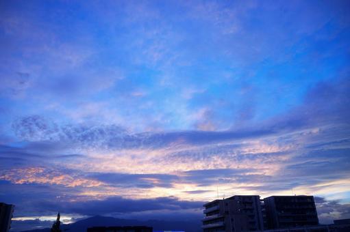 幻想的な夕暮れの空と街並み 幻想的な夕暮れの空と街並みの写真