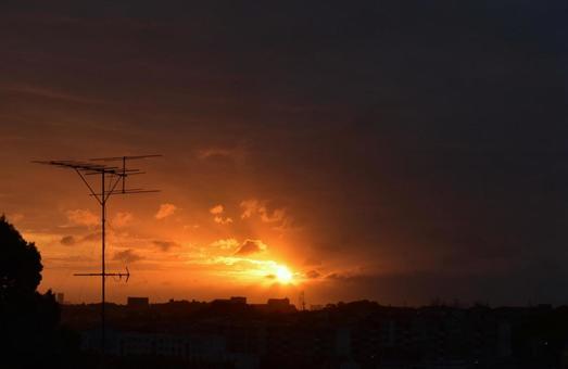 闇の中の太陽 闇の中の太陽 夜明け,太陽,朝日の写真素材
