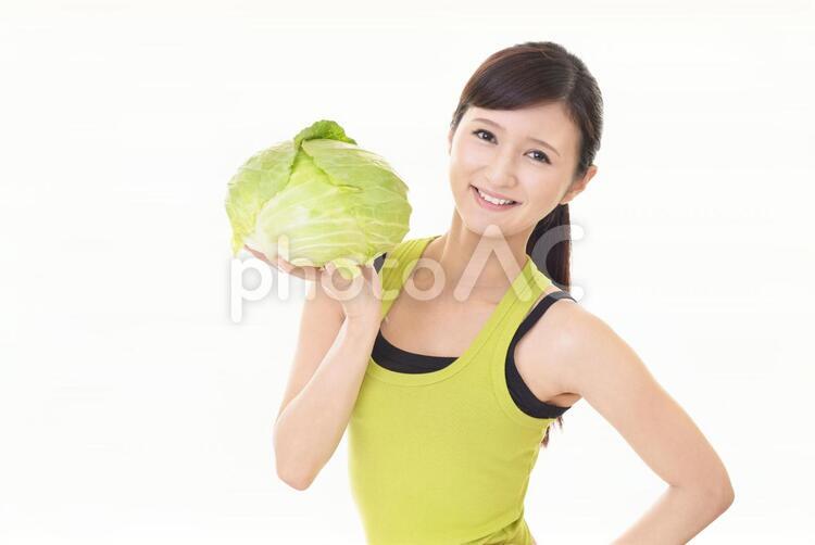 野菜を持つ笑顔の女性 女性,女,キャベツの写真素材
