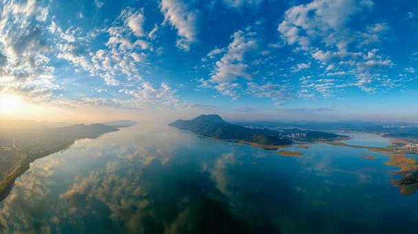 青い空と水が織りなす、静寂な湖畔の絶景 青い空と水が織りなす、静寂な湖畔の絶景の写真