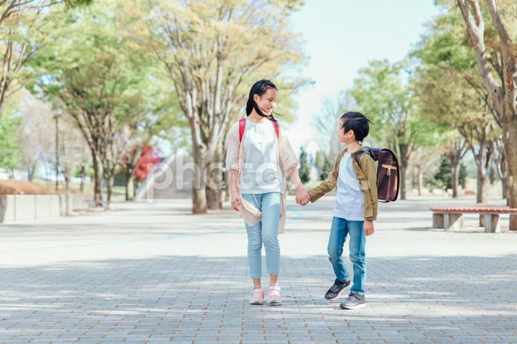 通学・下校・話す小学生 小学生,子供,子どもの写真素材