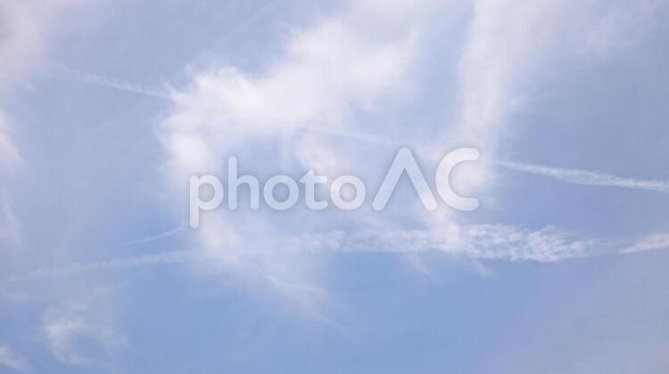 飛ぶような雲 くも,ふわふわ,バックグランドの写真素材