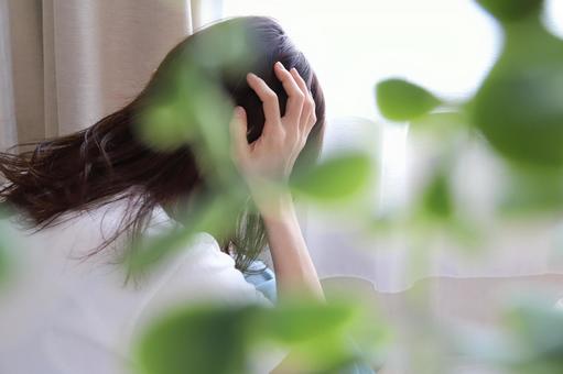 頭を抱えた女性 頭を抱える,ストレス,困るの写真素材