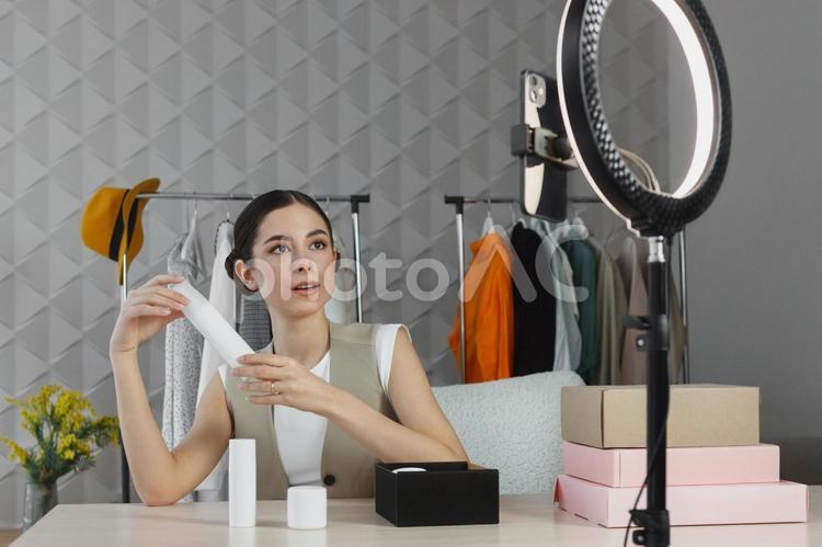 化粧品を配信している女性 女性,帽子,人物の写真素材