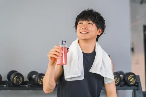 休憩中にEAA,プロテインを飲む男性 bcaa,eaa,ドリンクの写真素材