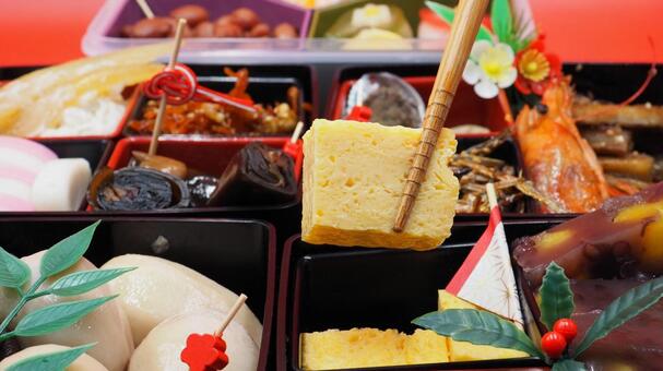 だし巻き卵＆おせち料理お重詰め（食べる） おせち料理,だし巻き卵,お重詰めの写真素材