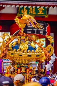 賑わうお祭り(三社祭) 賑わうお祭り(三社祭) 祭り,鳥居,金色の写真素材