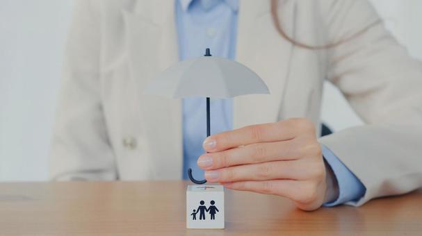 キューブを守ろうとしている手元 保険業,事務職,接客業の写真素材