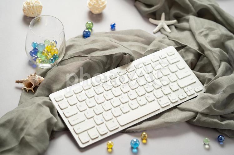 PCのキーボードとカラフルなビー玉 pc,パソコン,キーボードの写真素材