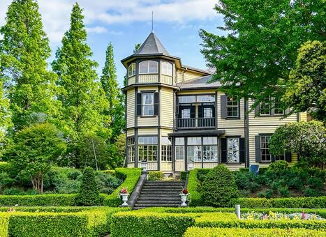 初夏の緑が濃い横浜山手の庭園と外交官の家 新緑,山手イタリア山庭園,初夏の写真素材
