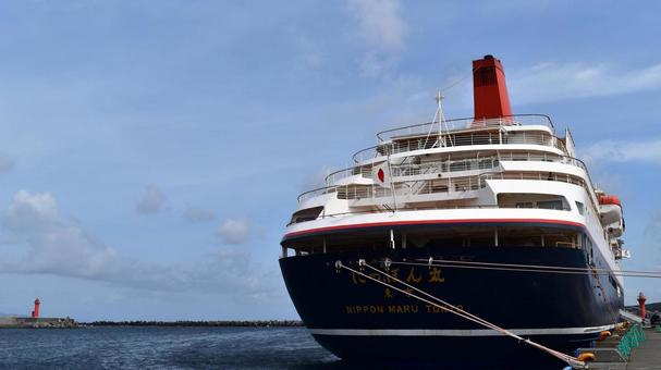 客船にっぽん丸の船尾と日の丸旗 にっぽん丸,客船,船尾の写真素材