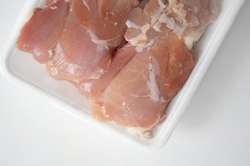 パックに入った鶏もも肉の写真