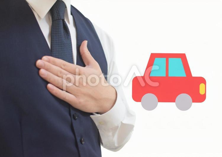 胸に手を当てるビジネスマンと車 車,自動車,カーの写真素材
