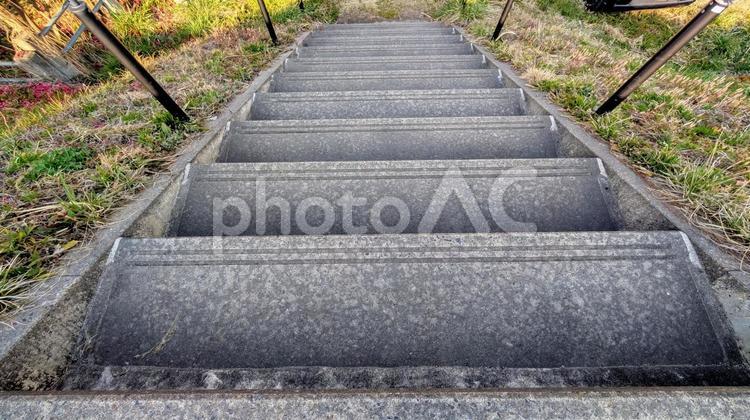 コンクリート階段がある風景 階段,コンクリート,グレーの写真素材