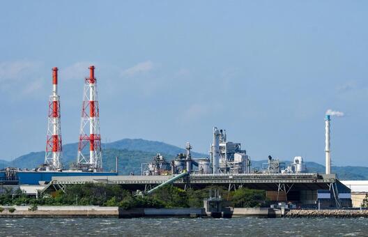 海から見た工場の風景 工場,風景,煙突の写真素材
