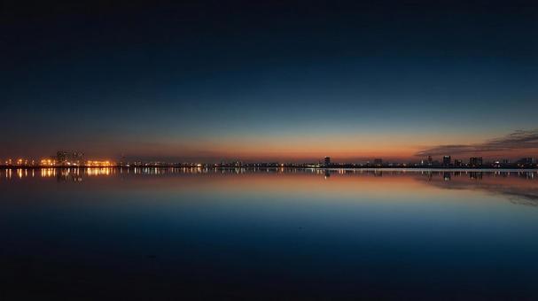 落ち着いた夕暮れの湖畔風景 落ち着いた夕暮れの湖畔風景の写真