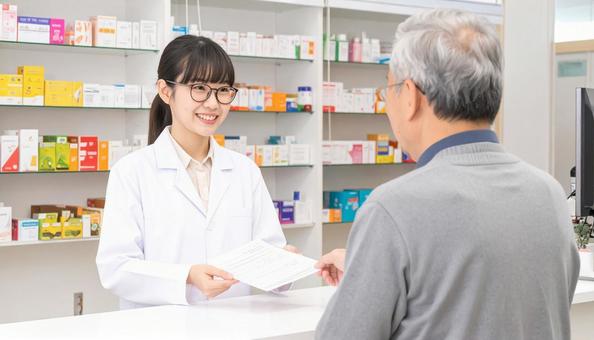 笑顔で働く薬剤師 笑顔で働く薬剤師の写真