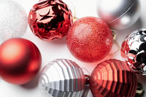 赤と銀のクリスマスオーナメント オーナメント,ボール,飾りの写真素材