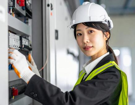 配電盤設置工事をする人 配電盤設置工事をする人の写真
