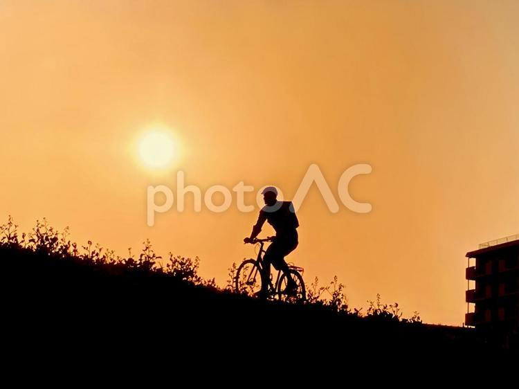 真っ赤にもえる自転車乗り サイクリスト,シルエット,サイクリングの写真素材
