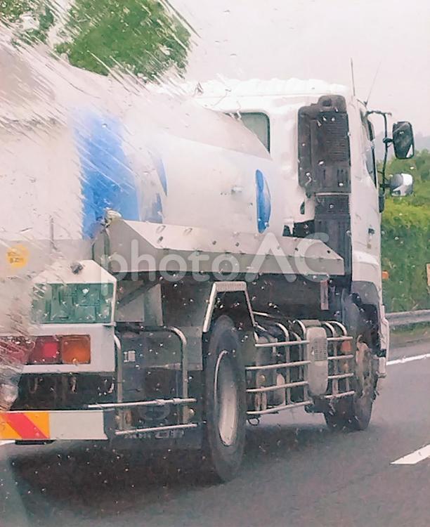 雨の高速道路走行　働く車 車,道路,トラックの写真素材
