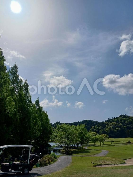青空と緑のゴルフ場　晴天の日のアウトドア 空,青空,雲の写真素材