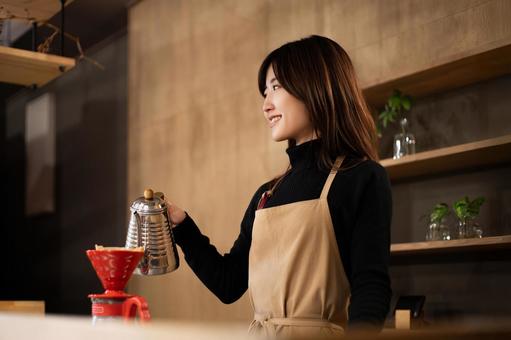 コーヒーを淹れる女性・カフェ店員 コーヒーを淹れる女性・カフェ店員 女性,カフェ,店員の写真素材