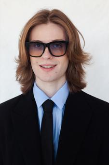 サングラスで笑う長髪男性 男性,外国人,ビジネスの写真素材