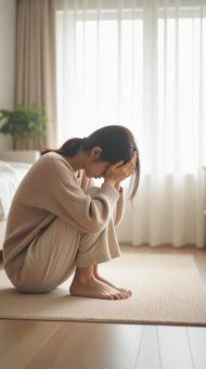 落ち込む女性 落ち込む女性の写真