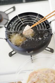 鶏肉を挙げている鍋 鶏肉を挙げている鍋 唐揚げ,揚げる,菜箸の写真素材