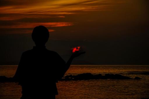 <素材>夏の夜明けの海を見にきた女性 <素材>夏の夜明けの海を見にきた女性の写真