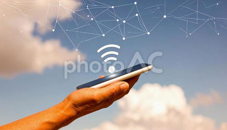 インターフェイスのイメージ　手にパソコン インターフェイス,インターネット,パソコンの写真素材
