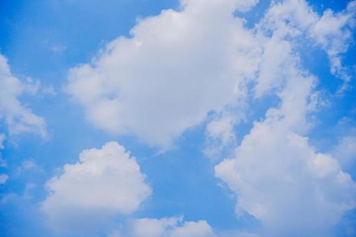 真夏の青い空と白い雲 真夏の青い空と白い雲の写真