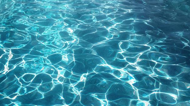 光差す水面の模様 光差す水面の模様の写真
