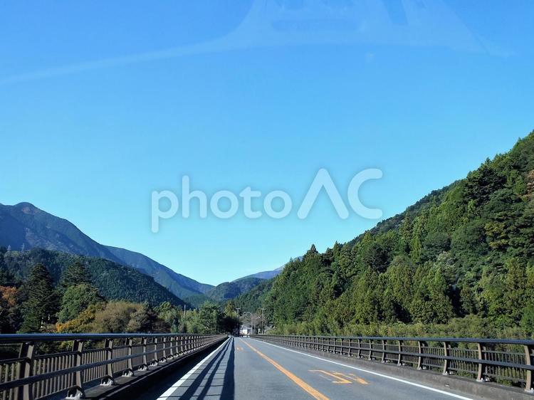 秋晴れの中　奥大井の山々へ続く一本道 紅葉,いろどり,色づくの写真素材