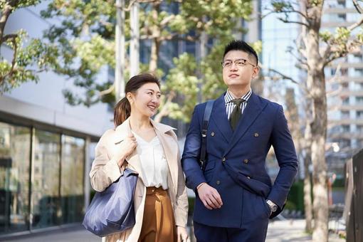 Asian business person walking in the business district, hombre de negocios, una mujer de negocios, negocios, JPG