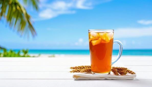 麦茶 夏 ガラスのコップ 氷入り 麦茶 夏 ガラスのコップ 氷入りの写真