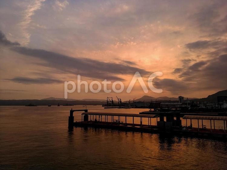 夕暮れの呉港 海,港,夕日の写真素材
