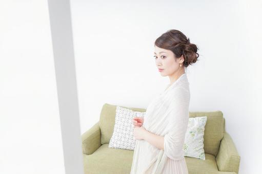 おでかけ準備をする女性 おでかけ準備をする女性 休日,ビジネスウーマン,有給の写真素材