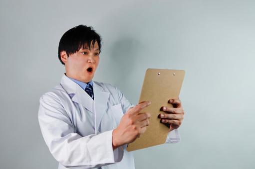 驚く医師の診察風景 驚く医師の診察風景 医師,男性,白衣の写真素材