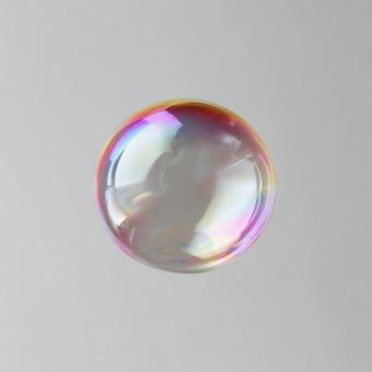 光を反射して浮かぶ、透明な美しい球体 光を反射して浮かぶ、透明な美しい球体の写真