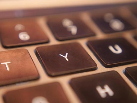 ノートパソコン　キーボードの写真