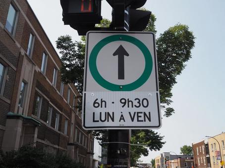 この先直進のみの標識 直進,まっすぐ,右折禁止の写真素材