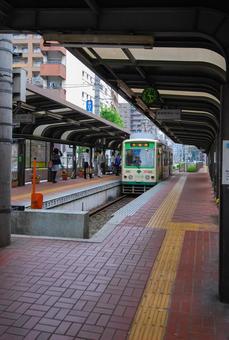都電荒川線早稲田駅ホームに入って来る電車 都電荒川線早稲田駅ホームに入って来る電車 都電荒川線,早稲田駅,ホームの写真素材