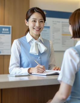 受付の女性の写真